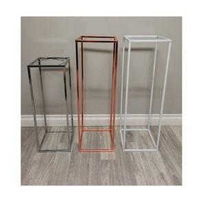 Juego de 3 centros de mesa de metal de diseño simple, vajilla de diferentes tamaños de Calidad exclusiva, centro de mesa a la venta - Product Image 1