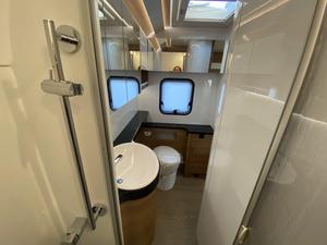 Caravana de Lujo de Alta Calidad para Familias, Remolcable, con Techo Rígido, Baño Independiente y Toldo Exterior - Product Image 2