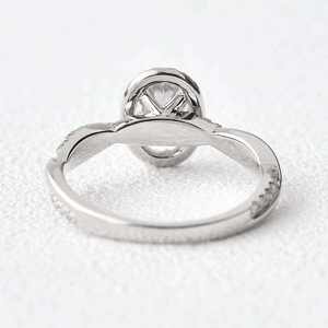 Anillo de Compromiso con Banda Cruzada de Corte Ovalado Delicado, con Halo de Diamantes Cultivados en Laboratorio D VVS1, Anillo de Boda con Diseño Infinito, Anillos Finos para Mujer - Product Image 2