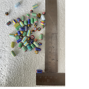 Perles de verre chevron rayées multicolores sur mesure de couleurs assorties disponibles en tailles mixtes idéales pour la revente - Product Image 1