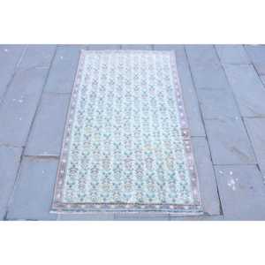 Alfombra Turca Vintage Pequeña de 2.8x4.7 pies, Alfombra con Diseño de Plantas y Árboles en Azul y Rosa - Product Image 1