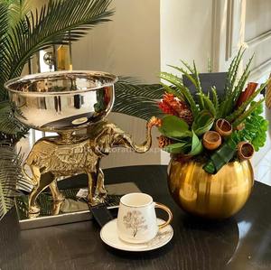 Florero de metal de diseño tradicional acabado dorado con acabado envejecido acento elegante para decoración temática al por mayor de La India - Product Image 4