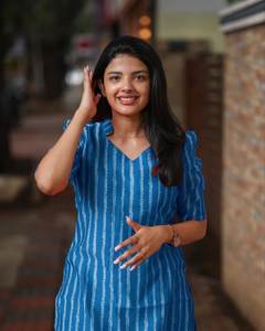 Kurta droite en coton élégant pour les femmes | Conception rayée à manches bouffantes | Kurti indien quotidien et de bureau - Product Image 1