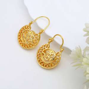 Boucles d'oreilles créoles en plaqué or 18 carats de créateur ethnique Om et cœur Bijoux d'oreilles religieux et spirituels pour femmes et filles - Product Image 3