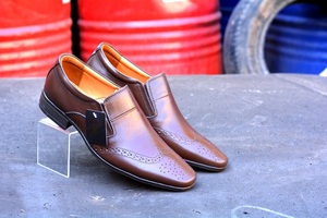 Descubre zapatos de moda de hombre de alta calidad en cuero genuino con mocasines elegantes para salidas casuales y ocasiones formales - Product Image 5