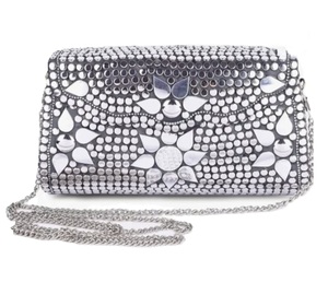 Bolso de mano de metal de calidad superior para mujer con tachuelas plateadas y cadena plateada con incrustaciones de fregona también personalizada para niña al mejor precio - Product Image 5