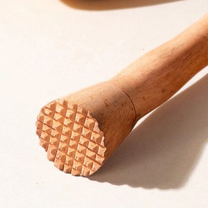 Muddler de Cócteles de Madera Oscura Premium con Asa para Colgar, Herramienta de Barra Duradera para Triturar Suavemente Hierbas, Cítricos y Bebidas Artesanales - Product Image 3