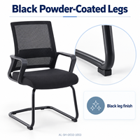 Chaise de bureau visiteur en maille noire avec siège rembourré, accoudoirs fixes à boucle et base cantilever pour salles de réunion et de réception