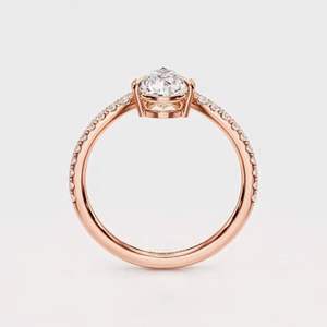 แหวนเพชรทรงลูกแพร์เพาะเลี้ยงในห้องปฏิบัติการ พร้อมวงแหวนโค้งประดับเพชรแบบพาเว่ ตัวเรือนทองคำ 18K สีโรสโกลด์/ไวท์โกลด์/เยลโลว์โกลด์ ชุบโรเดียม หรูหรา ได้รับการรับรองจาก IGI - Product Image 3