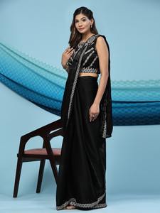 Prêt-à-porter Saree en satin de soie avec bordure Vêtements indiens et pakistanais - Product Image 2