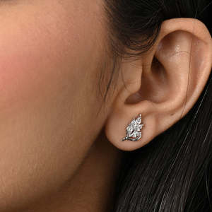 Boucles d'oreilles clous Esma en feuille d'argent plaqué or, tendance, avec diamant taille marquise et perle, idéales pour les anniversaires - Product Image 4