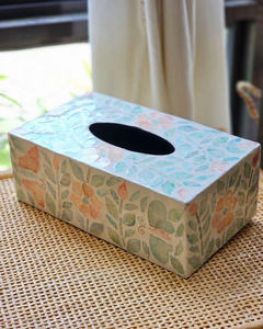 Una fusión brillante de detalles finos brillantes y un sofisticado encanto oriental para su colección de caja de pañuelos de nácar - Product Image 2