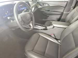 CLEAN USED 2024 Trax Activ FWD Conduite à gauche ACC Intérieur cuir foncé Pneus R19 - Product Image 3