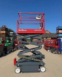 Plateforme élévatrice à ciseaux électrique Skyjack SJ3219 fiable pour travaux en hauteur en intérieur, construction métallique, capacité de charge de 1000 kg, 3 mètres de hauteur de levage - Product Image 1