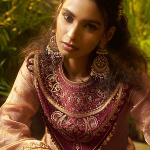 Tenue de soirée pour femmes, ensemble salwar en velours brodé, costume ethnique de créateur avec travail lourd sur le yoke, évacuation de l'humidité pour femmes - Product Image 1