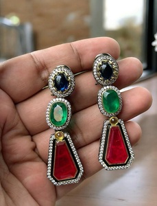 Boucles d'oreilles élégantes en diamant zircon Boucles d'oreilles élégantes pour femmes à la mode avec pierre zircon pour les fêtes - Product Image 3