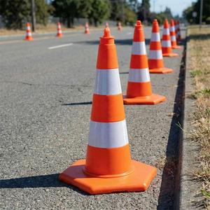 Cône de signalisation en PVC de 75 cm avec bande réfléchissante, barrière routière en PE léger pour la sécurité routière - Product Image 3