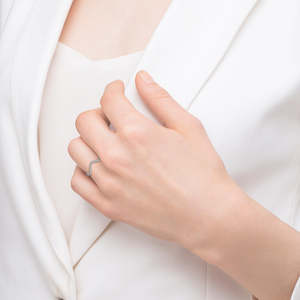 Anillo de Boda de Oro Blanco de 14k con Diamante de 0.17ct, Diseño Semi-Eternidad Contour - Product Image 3