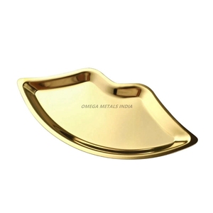 Plateau de service décoratif au design élégant en or brillant Forme unique avec finition lisse Parfait pour un divertissement élégant - Product Image 1
