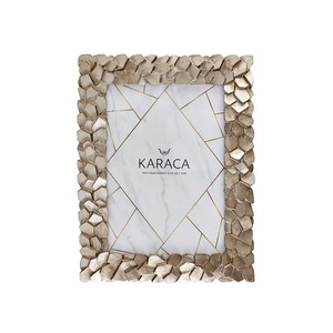 Marco de fotos de metal dorado de lujo con acabado de alta calidad perfecto para fotos familiares o momentos especiales - Product Image 1