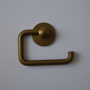 Porte-papier hygiénique élégant en métal avec surface plaquée argent Artisan conçu pour les intérieurs décoratifs - Product Image 1