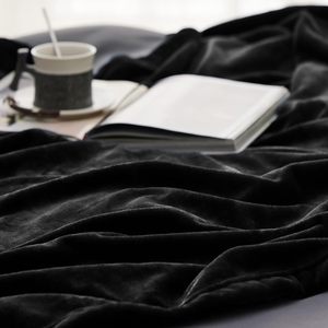 Coperta da letto in pile nera personalizzata all'ingrosso calda morbida tinta unita a buon mercato coperta di flanella spessa per l'inverno - Product Image 4