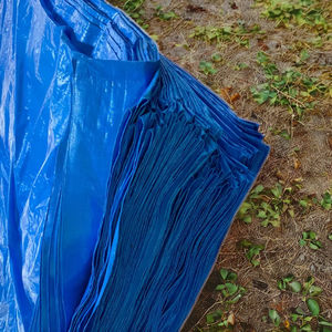 Bâche à carreaux tressée, protection solaire, étanche, options de taille, fabriqué au Vietnam - Product Image 1