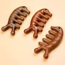 PEINE DE MADERA ARTESANAL CON PROPIEDADES DE HOJA DE CATAPPA NATURAL - Product Image 2