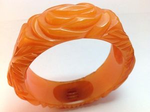 Juego de brazaletes de resina tallada a mano audaces y hermosos en combinaciones de colores Pantone hechos para mujeres con estilo y apariencia de uso diario - Product Image 2