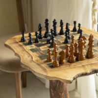 Table d'échecs pliable artisanale en bois d'olivier de luxe ArtisRaw, bords bruts, pièces en bois écologiques, durables et authentiques pour le jeu