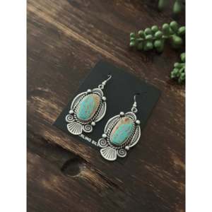 Boucles d'oreilles pendantes en turquoise de Kingman et argent sterling, faites à la main par des artisans Navajo - Product Image 3