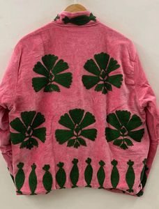 Chaqueta Suzani de Terciopelo Bordada a Mano con Diseño Floral Rosa y Verde para Invierno, Estampada con Flores - Product Image 2
