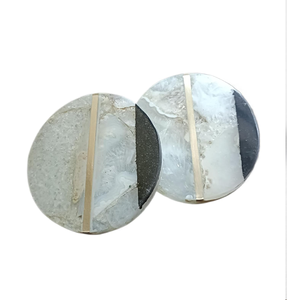 Estos posavasos de mármol geométricos mixtos en blanco y negro con detalles en tira dorada están disponibles a precios de mayoreo. - Product Image 6