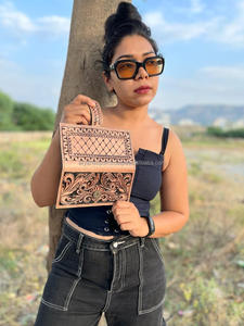 Nouveau Style occidental coloré en cuir usiné pochette femmes conçu sac à main vente chaude taille compacte en cuir usiné embrayages à la mode - Product Image 5