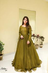 Robe maxi en mousseline de soie Anarkali de créateur ethnique pour femmes Lehenga Choli sans plis pour les fêtes - Product Image 4