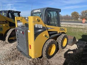 Chargeuse compacte sur pneus GEHL R135 2018 d'occasion, moteur TCM, charge nominale 35 tonnes, moteur, boîte de vitesses, pompe, roulement DE - Product Image 6