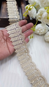 Rubans et lacets brodés à la machine de motifs floraux zari dorés sur mesure dans divers modèles et couleurs pour robes de mariée - Product Image 4