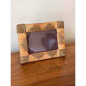 Vente en gros de cadres photo en rotin bohème cadre photo en bois sculpté de style rustique pour montage mural ou dessus de table - Product Image 5