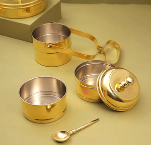 Porte-repas traditionnel à trois étages en laiton poli (Dabba) avec un mécanisme de fermeture latérale sécurisé, poignée supérieure ergonomique. - Product Image 4