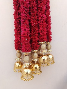 ผ้าดอกมะลิสีแดงประตูแขวนด้วยโลหะสีทอง jhumka ระฆัง toran สำหรับงานแต่งงานอินเดีย, Diwali, ของขวัญขึ้นบ้านใหม่ - Product Image 5