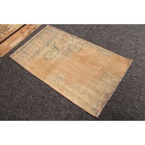 Alfombra turca vintage de 2.6x4.6 pies, naranja con pequeños motivos geométricos y elementos florales. - Product Image 4