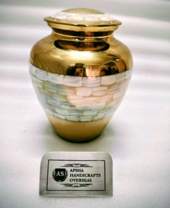 Urne funéraire en laiton de style américain/européen gravée en gris antique pour le stockage des cendres d'adultes - Product Image 6