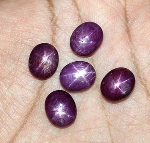 พลอยทับทิมสีม่วงธรรมชาติทรงหลวม 6 แฉก รูปดาว แบบคาโบชอง รับรองโดยบุคคลที่สาม เมห์ราจูดิน เจมส์ ผลิตในอินเดีย เครื่องประดับชั้นดี - Product Image 5