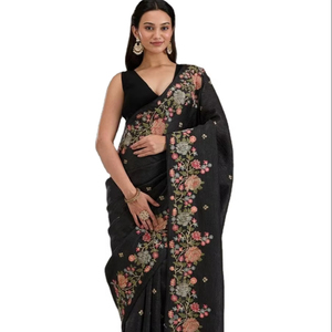 Una creación celestial para La novia moderna, este sari nupcial Cape Pallu combina drapeado contemporáneo con opulencia tradicional - Product Image 1