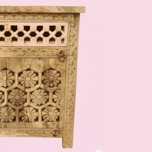 โต๊ะข้างเตียงไม้มะม่วงแกะสลักด้วยมือพร้อมลายดอกไม้1ลิ้นชัก1ประตูสีน้ำตาลอ่อน - Product Image 4