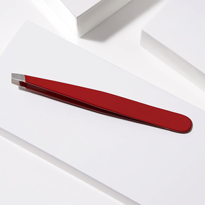 Pinzas Inclinadas con Recubrimiento de Color Rojo, Hechas a Mano, para Depilar Cejas, Rostro y Vello Corporal, con Empaque Personalizado - Product Image 3