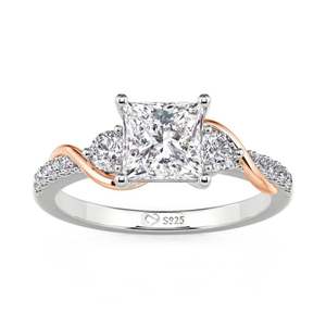 Anillo de Compromiso Jeulia Amore de Dos Tonos con Tres Piedras de Moissanita de Corte Cuadrado - Product Image 2