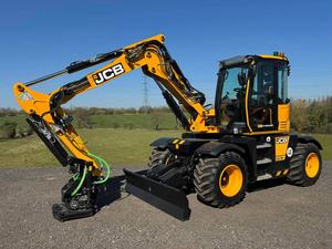 Excavatrice sur pneus JCB 110W PRO Hydradig avec tiltrotateur Steelwrist X12 pour des travaux de terrassement de précision et des chantiers à haute mobilité - Product Image 4