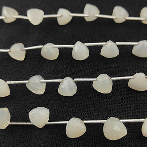 Cuentas de Piedra Lunar Blanca de 7-8 mm, Forma Trillón, Corte Facetado, Hilo de Cuentas de Piedra Lunar para la Fabricación de Joyas, 13-14 Cuentas en un Hilo de 8 Pulgadas - Product Image 3