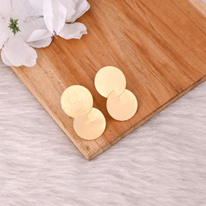 Boucles d'oreilles clous en laiton de qualité supérieure, finition mate, pour femmes, boucles d'oreilles tendance pour femmes, design unique, au meilleur prix - Product Image 3